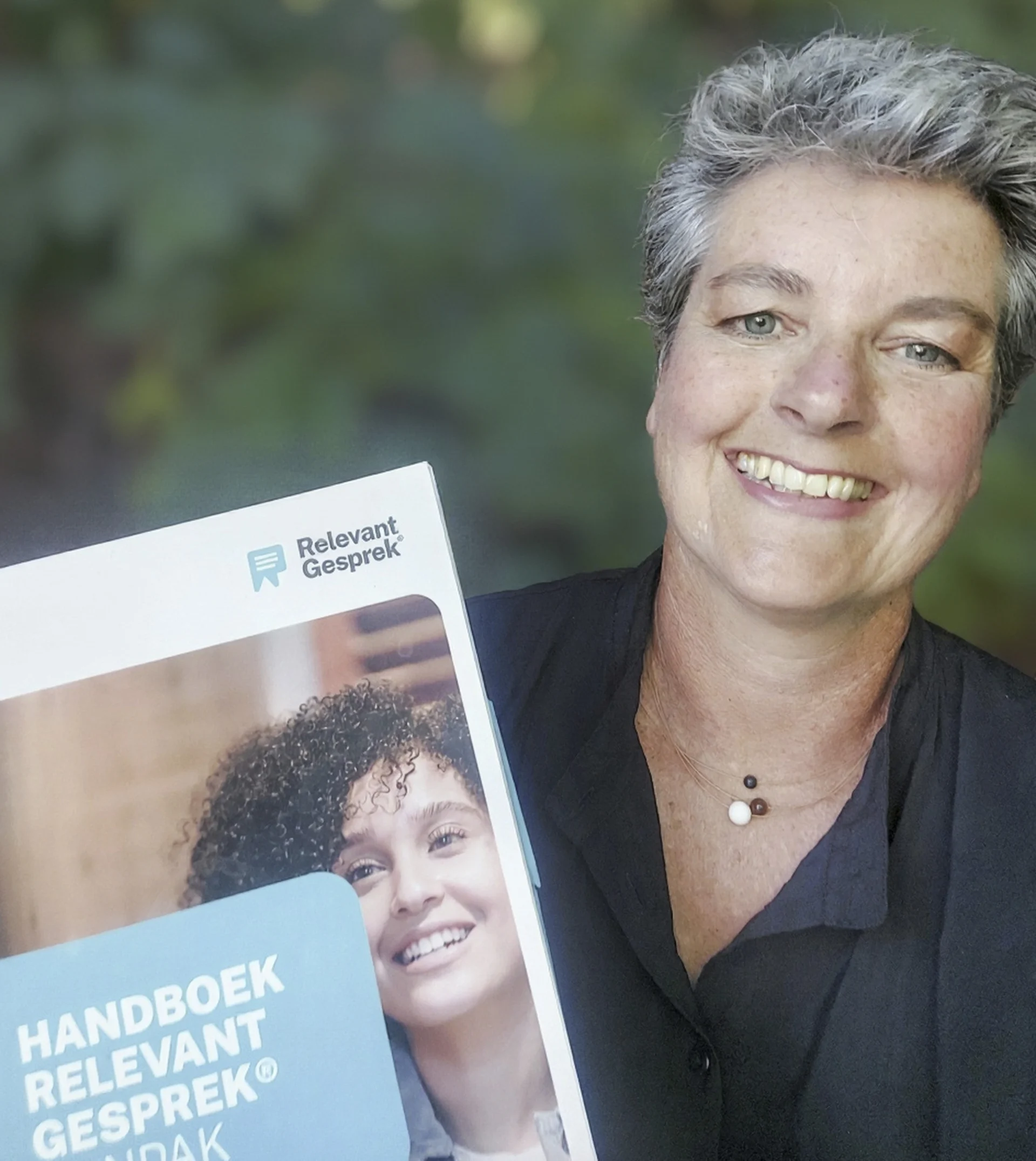 Jessica met het handboek
